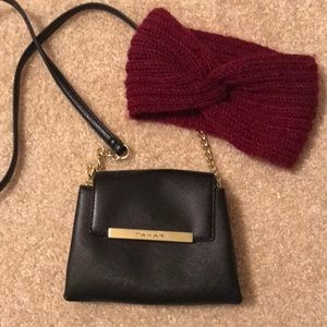 Black crossbody purse with head warmer. Perfect for fall!